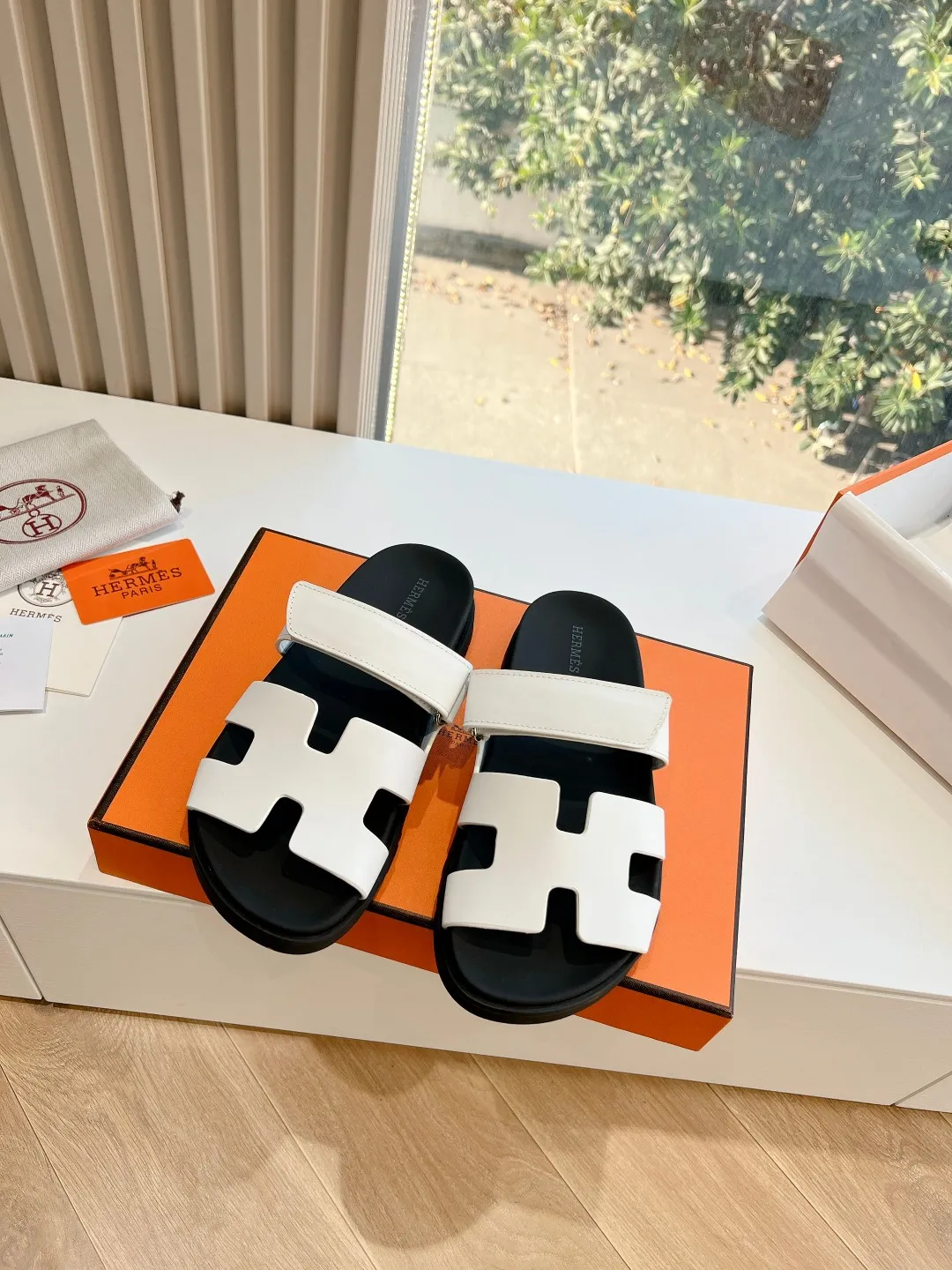 👟👟Ex-factory price 440👟👟 (Top version) H family 2024 spring and summer new style HERMES Hermes' recently popular couple's shoes, pig nose angle sandals and slippers, paired with various colorful socks, very trendy. Upper lining: imported original leather. Outsole: non-slip and wear-resistant outsole. Size: female 35-42 (40/42 non-returnable and non-exchangeable) Men’s size: 39-45 (45 is non-refundable and non-exchangeable)
